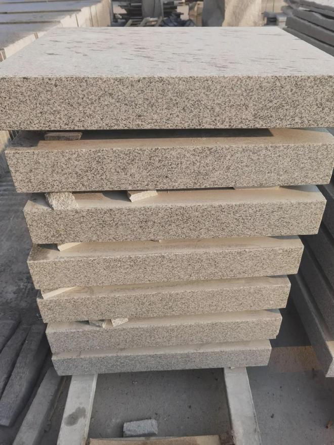 芝麻白石材自然面 浑然天成的质朴美学实拍赏析